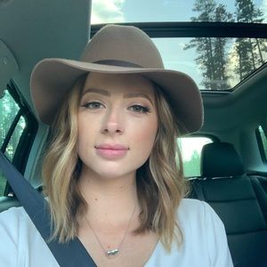 Meet your Posher, Caitlin